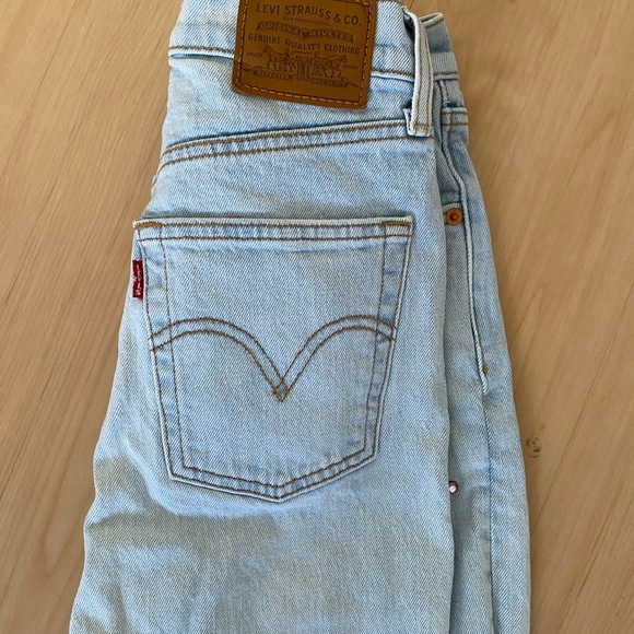 Levi’s Ribcage size 26 straight jean with cool unique beading! - Picture 3 of 4